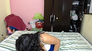 se folla a su casero para pagar la renta y le termina chupando la verga