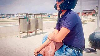 सेक्सी मिल्फ बड़ी गांड के साथ स्ट्रीट पर सेक्स के लिए पैसे ऑफर करती है! गर्लफ्रेंड ब्रूनेट को मिशनरी में वॉच करती है।