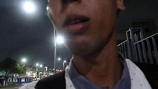 me encierro con esta morena que le ofrezco dinero