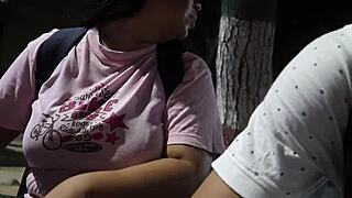 me encierro con esta morena que le ofrezco dinero