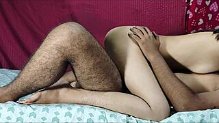 देसी इंडियन स्टीपमॉम और स्टीपसन रैंच में बिग कॉक से एनल असफकिंग के लिए होटल बेड शेयर करते हैं