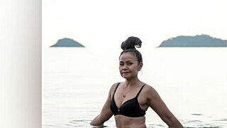 oh wow, this asian babe with big ass tempts her muscular daddy during a photoshoot in tropical nights