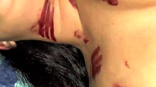 fiesta de halloween y entran al cuarto a follar de lo caliente que estaban parecia virgen de lo cerrada que estaba