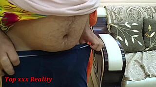 कम ऑन, यह देसि विलेज गर्ल नीड्स हार्ड फकिंग एक्सएक्सएक्स सिटी में, कहती है क्यूट एशियन मिल्फ कपल्स रैंच सेशन के दौरान।