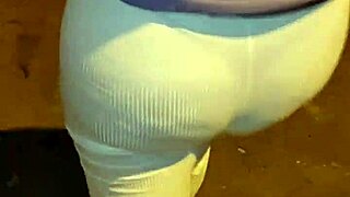 madura usando hilo rojo en leggins transparentes captada en la calle