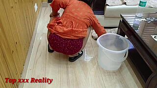 कम ऑन, यह देसि विलेज गर्ल नीड्स हार्ड फकिंग एक्सएक्सएक्स सिटी में, कहती है क्यूट एशियन मिल्फ कपल्स रैंच सेशन के दौरान।