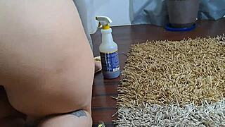 madura gostosa cleans without panties and gets so hot i'm gonna fuck her for being a slut 🔥🍑