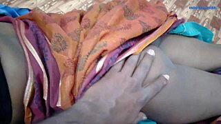 सुबह की डॉगीस्टाइल चुदाई में खूबसूरत इंडियन बीवी किचन में झुकी हुई