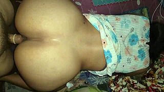 cógeme pronto porque mi hijo va a llegar del colegio madre soltera dando el culo por ayuda económica. cogiendo a una mamá soltera.