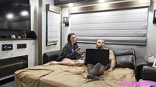 चैट रूलेट से स्टेप ब्रदर ने वर्जिन को काउगर्ल डॉगी में डोमिनेट चोदा