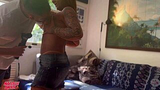 cliente me filmou fudendo essa estrela pornô madura porque é o fetiche dele engolindo porra