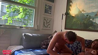 cliente me filmou fudendo essa estrela pornô madura porque é o fetiche dele engolindo porra