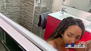 joven latina dominicana folla pollon de víctor bloom en ducha