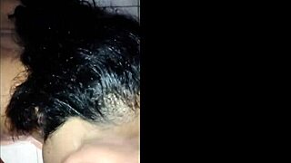 Mi hermosa vecina orinada en cara tragando semen de mi verga enorme