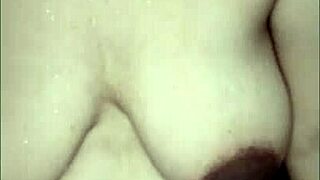 Mi hermosa vecina orinada en cara tragando semen de mi verga enorme