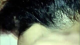 Mi hermosa vecina orinada en cara tragando semen de mi verga enorme