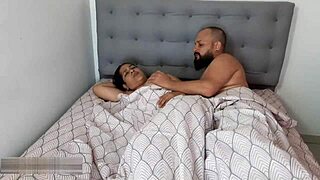 padre ausente lleva a follar madrastra como puta en casa