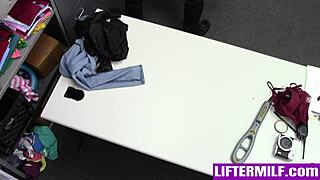 लिंगरी शॉप चोर मिल्फ को बैक ऑफिस में पकड़ कर सजा चुदाई दी