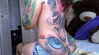 i spot stepmommy's big buttcrack as she paints nails unaware