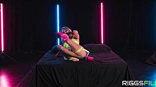 Sarah Jessie Craves That Huge Facial Cum Blast!!