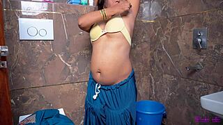 इंदु चाची ने भतीजे का मोटा लंड मुठ मारते पकड़ा गांड पर चढ़ गई