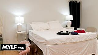 सौतेली माँ और गर्लफ्रेंड ने मेरा लंड शेयर किया एक दूसरे के दीवाने