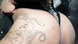 Webcam Brunette Milf Shoves 30cm Dildo in Shaved Vagina