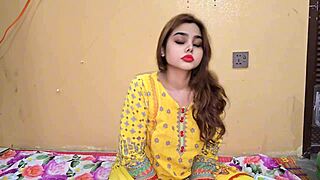 Desi pakistani stepmom's handjob tempts beyond control