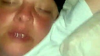 kiwi slips panties aside for resaboos