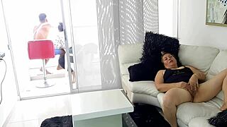 Madrastra, ¿por qué te masturbas tan cachonda? Ven, te lamo esa pussy shaved hasta el orgasmo