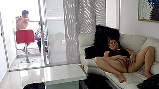 Madrastra, ¿por qué te masturbas tan cachonda? Ven, te lamo esa pussy shaved hasta el orgasmo