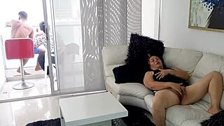 Madrastra, ¿por qué te masturbas tan cachonda? Ven, te lamo esa pussy shaved hasta el orgasmo