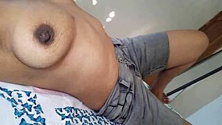 chica latina masajea tetas hasta mojar jeans de excitacion con pezones duros