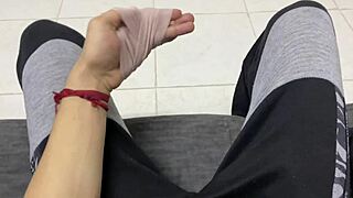 mi madrastra me ayuda con la polla dura